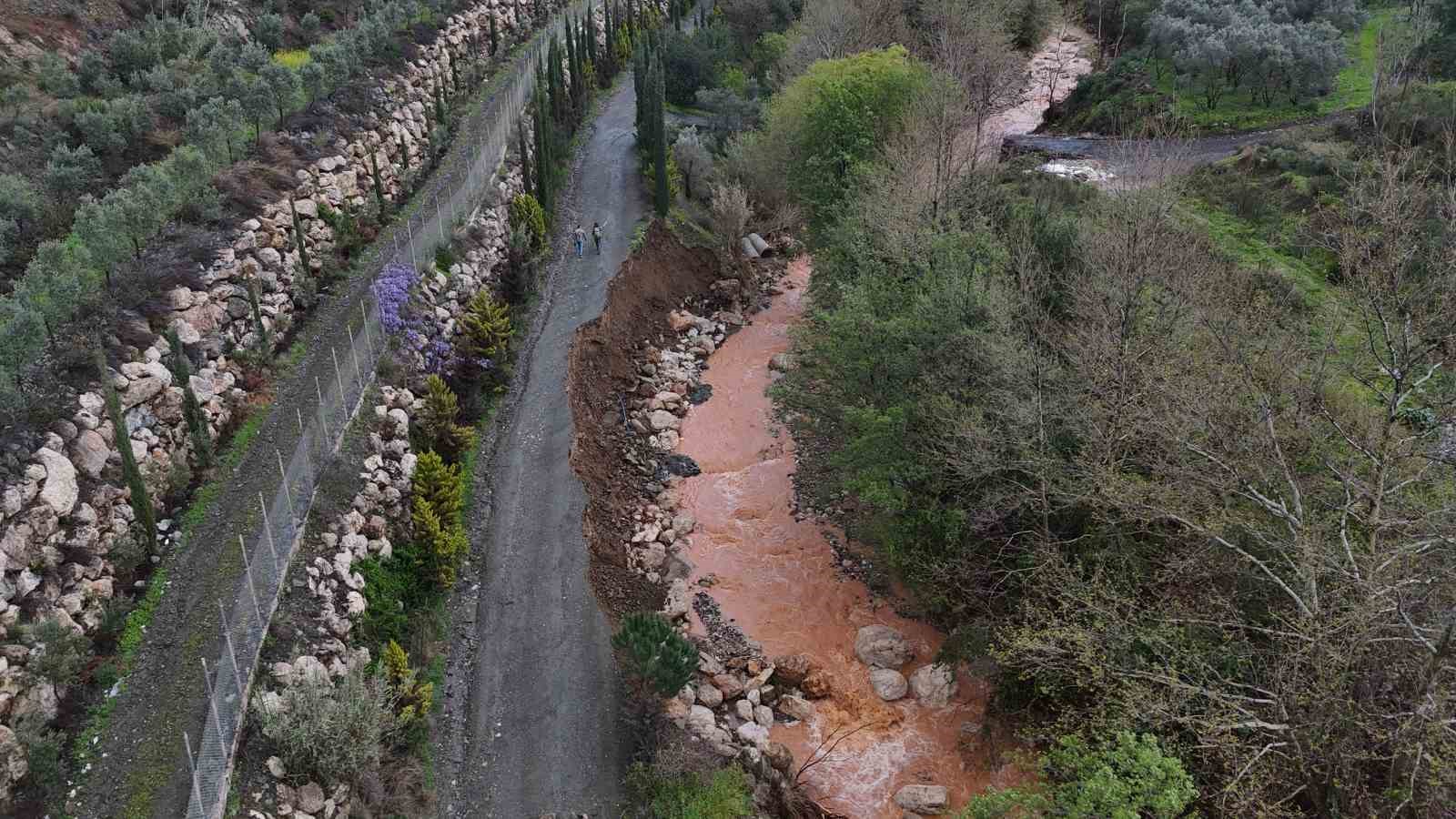 Aşırı yağışla birlikte derenin artan debisi köprüyü yıktı, yolda çökmeye neden oldu
Aşırı yağışla birlikte derenin artan debisi köprüyü yıktı, yolda çökmeye neden oldu