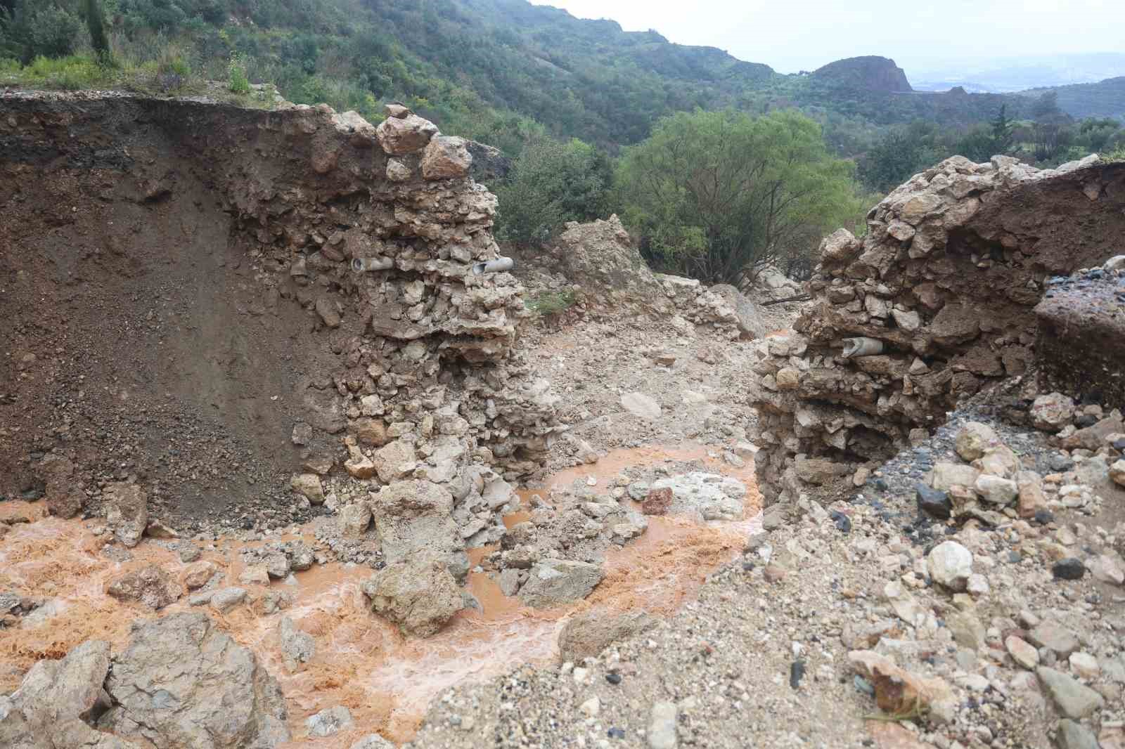 Aşırı yağışla birlikte derenin artan debisi köprüyü yıktı, yolda çökmeye neden oldu
Aşırı yağışla birlikte derenin artan debisi köprüyü yıktı, yolda çökmeye neden oldu