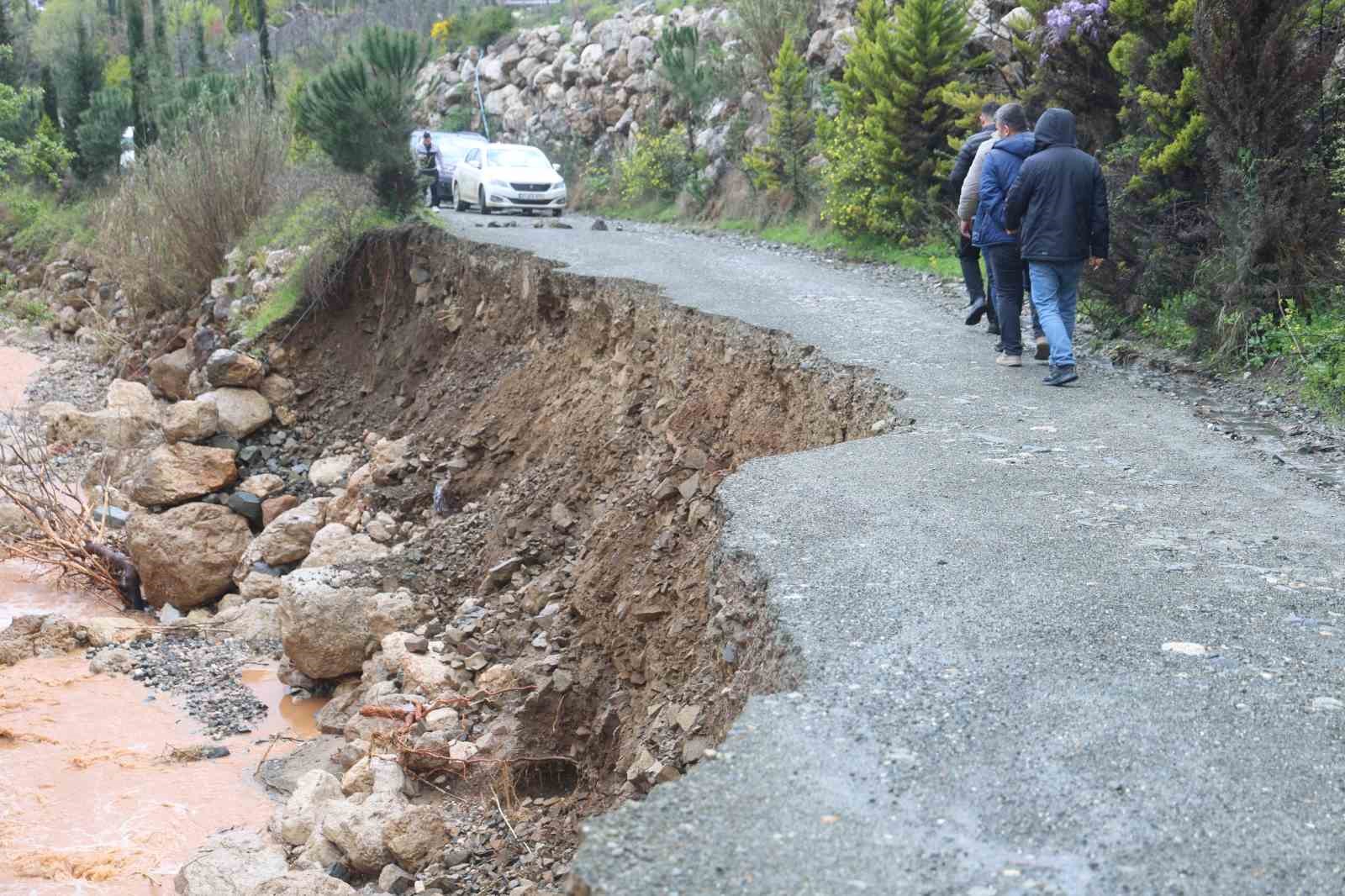 Aşırı yağışla birlikte derenin artan debisi köprüyü yıktı, yolda çökmeye neden oldu
Aşırı yağışla birlikte derenin artan debisi köprüyü yıktı, yolda çökmeye neden oldu