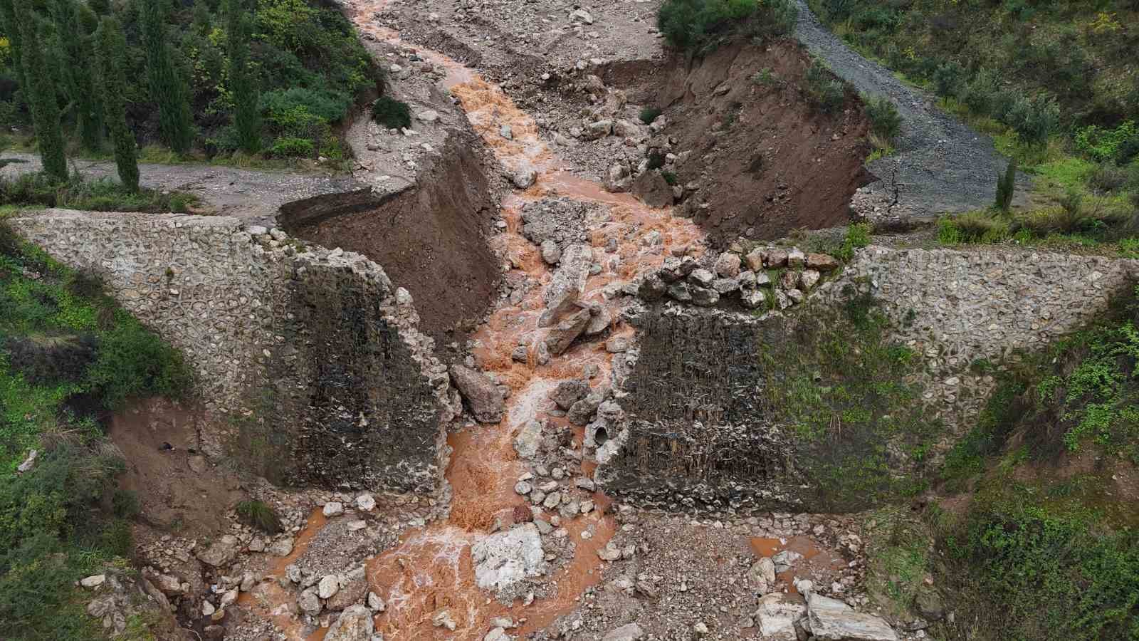 Aşırı yağışla birlikte derenin artan debisi köprüyü yıktı, yolda çökmeye neden oldu
Aşırı yağışla birlikte derenin artan debisi köprüyü yıktı, yolda çökmeye neden oldu
