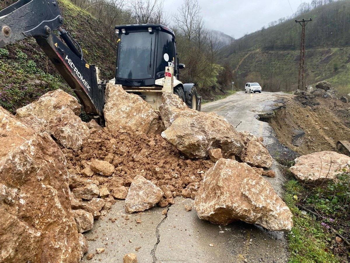 Aşırı yağışlar heyelana neden oldu yol çatladı
