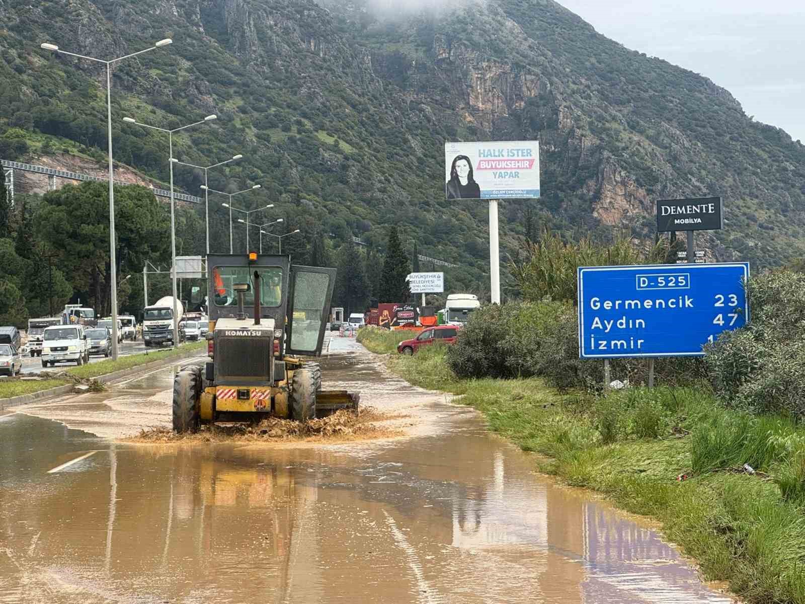 Aşırı yağışlar Söke’de hayatı olumsuz etkiliyor
