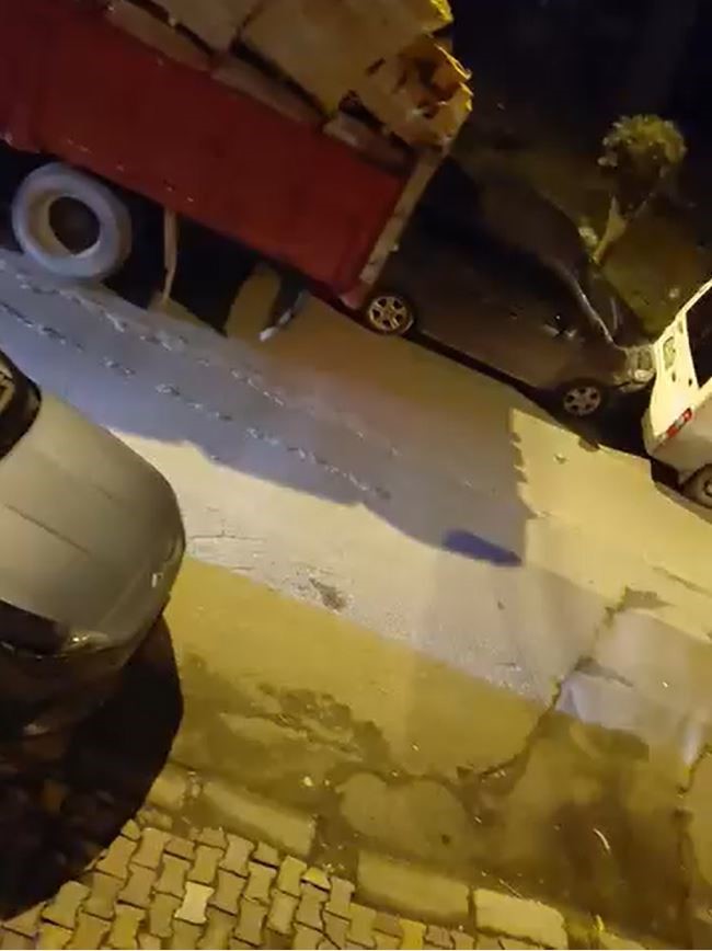 Aşırı yüklü kamyon kayarak iki aracı biçti; o anlar kamerada
