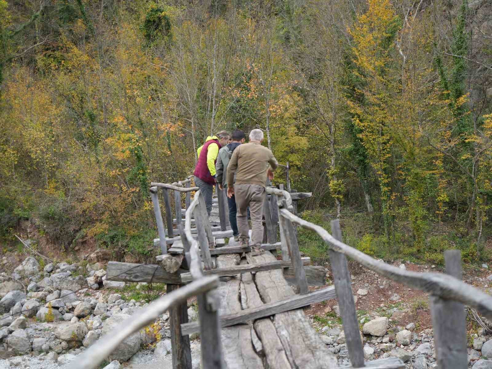 Asırlık ahşap köprü zamana meydan okuyor: Köylüleri sırtında taşıyor
