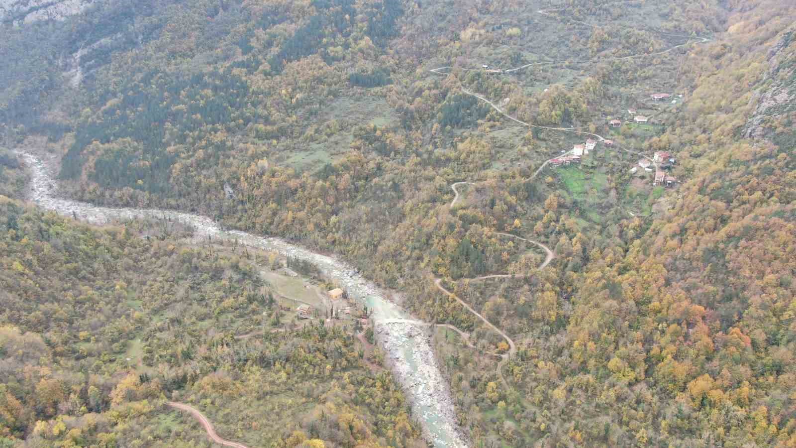 Asırlık ahşap köprü zamana meydan okuyor: Köylüleri sırtında taşıyor
