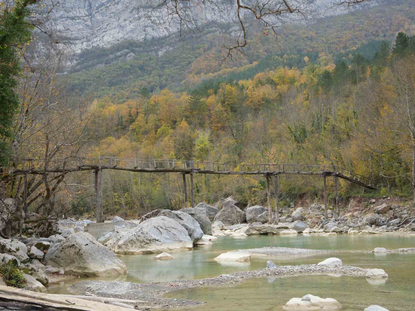Asırlık ahşap köprü zamana meydan okuyor: Köylüleri sırtında taşıyor
