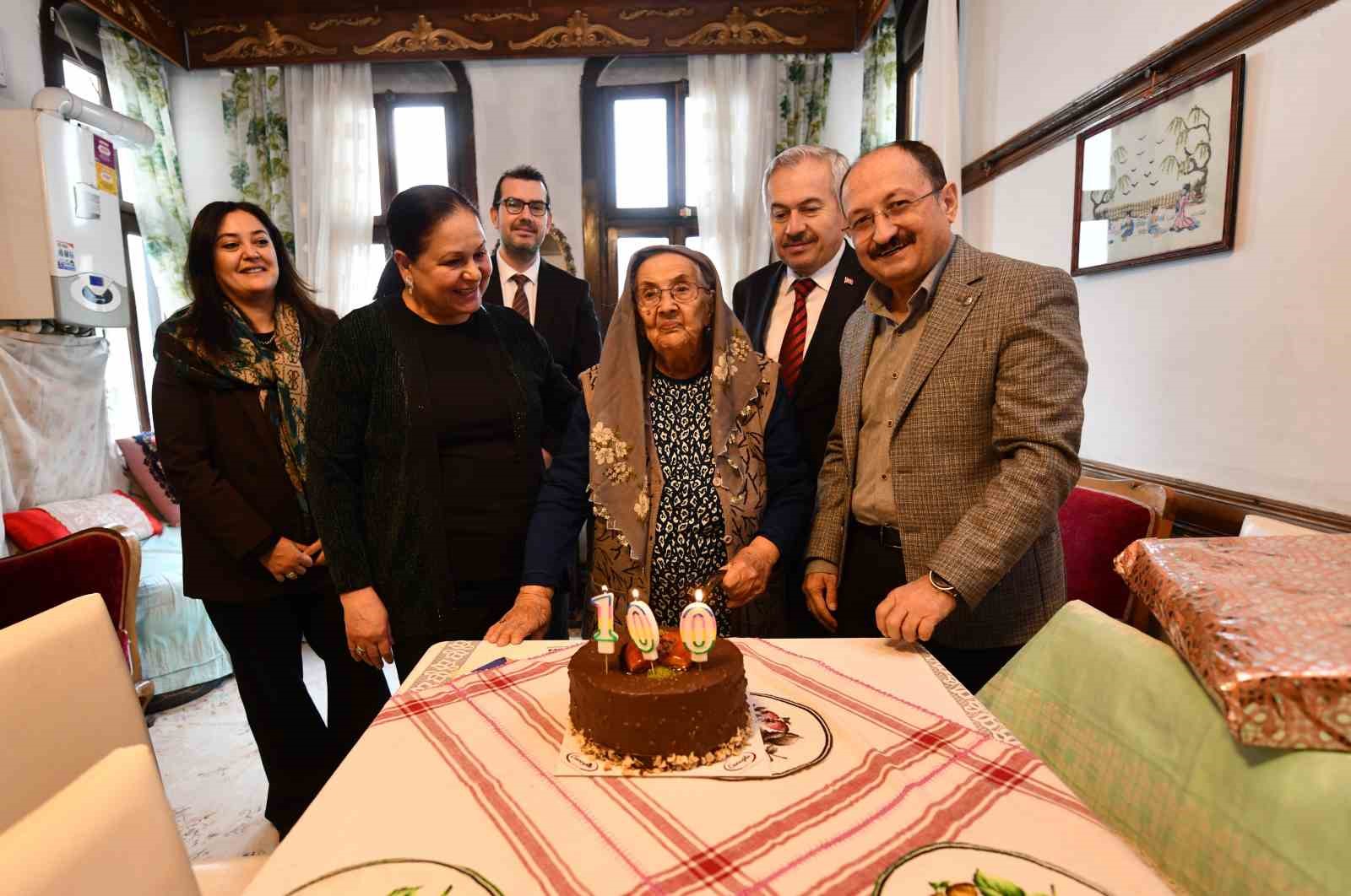 Asırlık çınar 100. yaş gününde yalnız bırakılmadı
