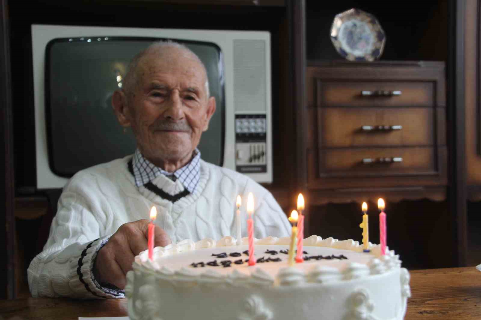 Asırlık dede, 102’nci yaşını pasta keserek karşıladı: "Sıhhatim gençlik gibi devam ediyor"
