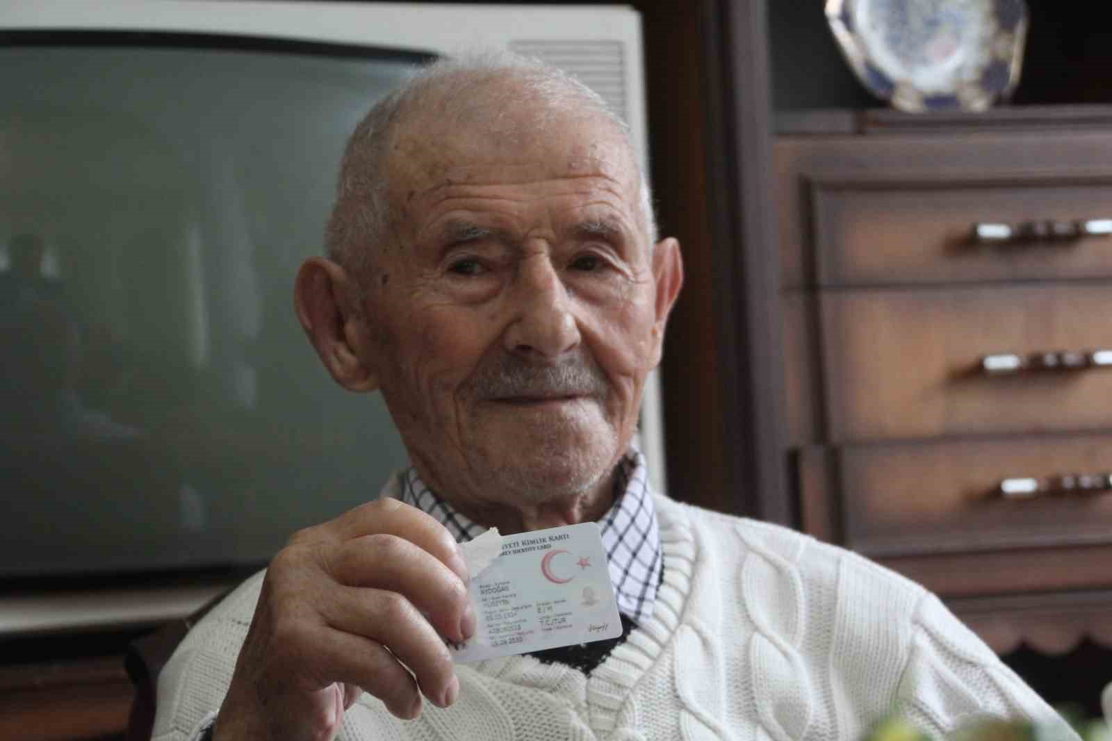 Asırlık dede, 102’nci yaşını pasta keserek karşıladı: "Sıhhatim gençlik gibi devam ediyor"
