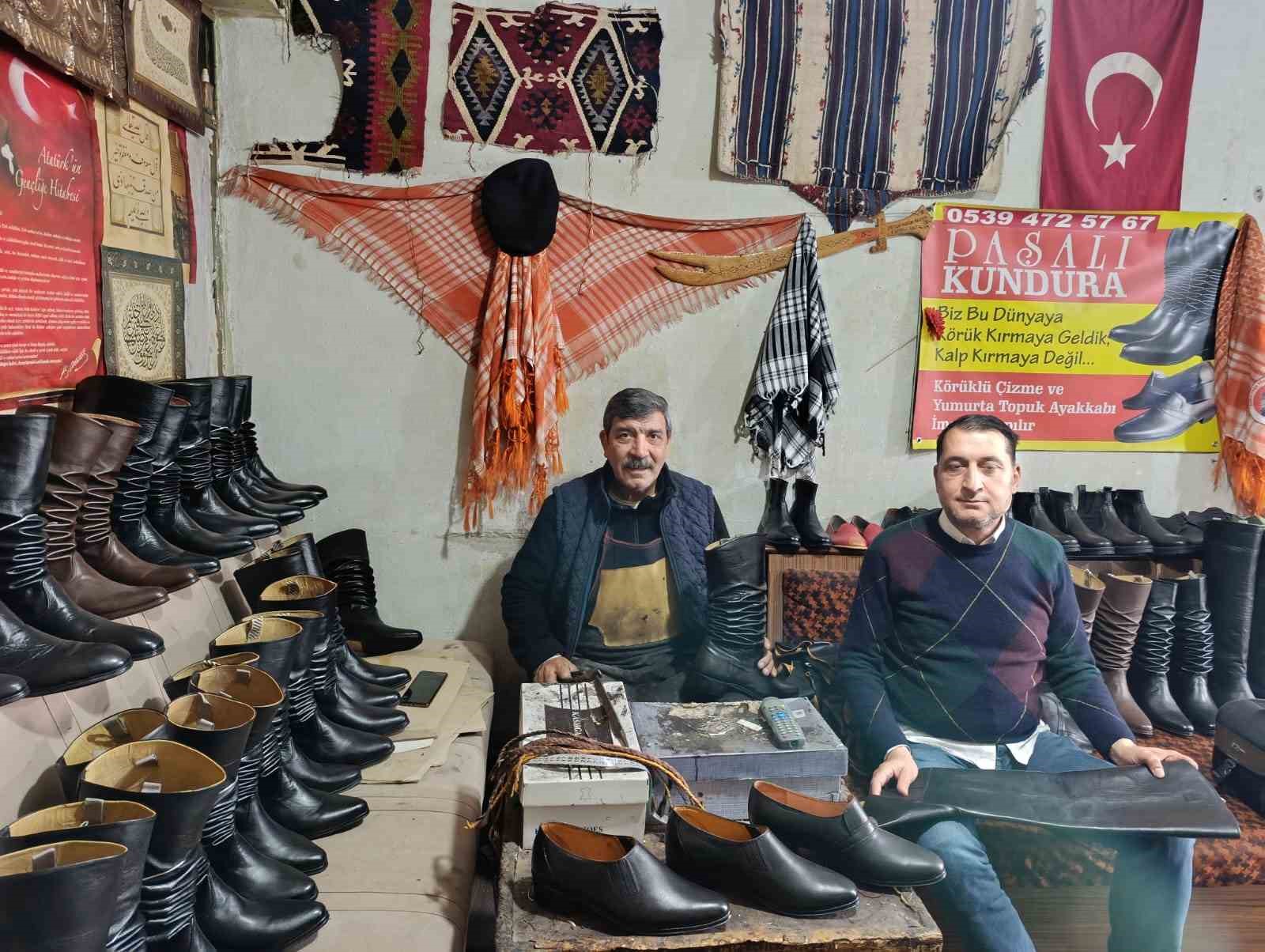 Asırlık kalıplarla körüklü çizme üretiyor
