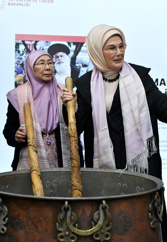 Asırlık mesir geleneği lider eşlerinin katılımıyla yaşatıldı
Asırlık mesir geleneği lider eşlerinin katılımıyla yaşatıldı