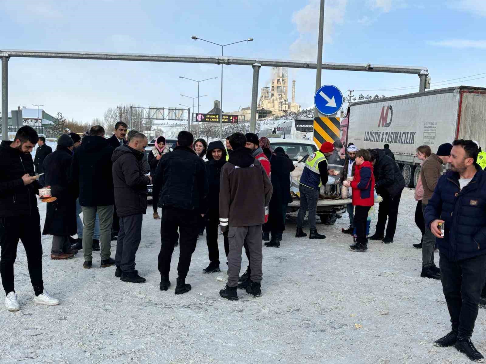 Aşkale Belediyesi’nden yolda kalan sürücülere sıcak ikram
