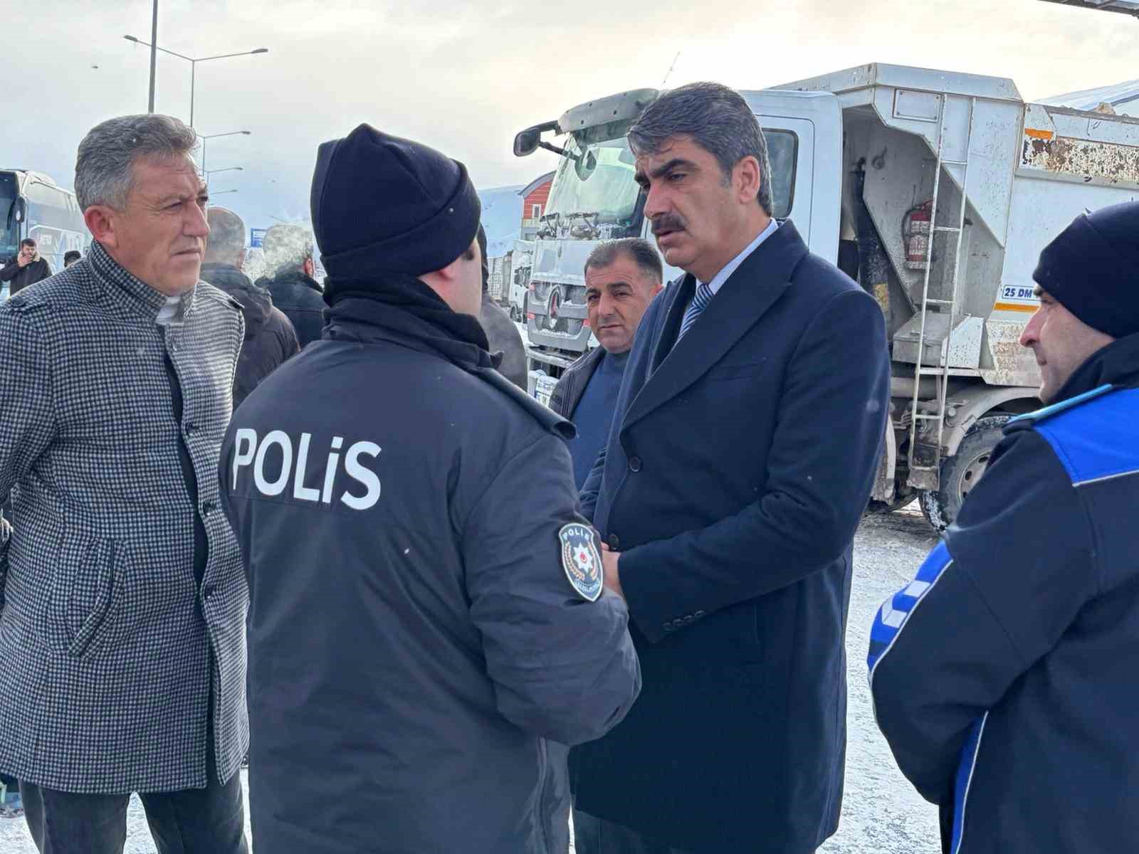 Aşkale Belediyesi’nden yolda kalan sürücülere sıcak ikram
