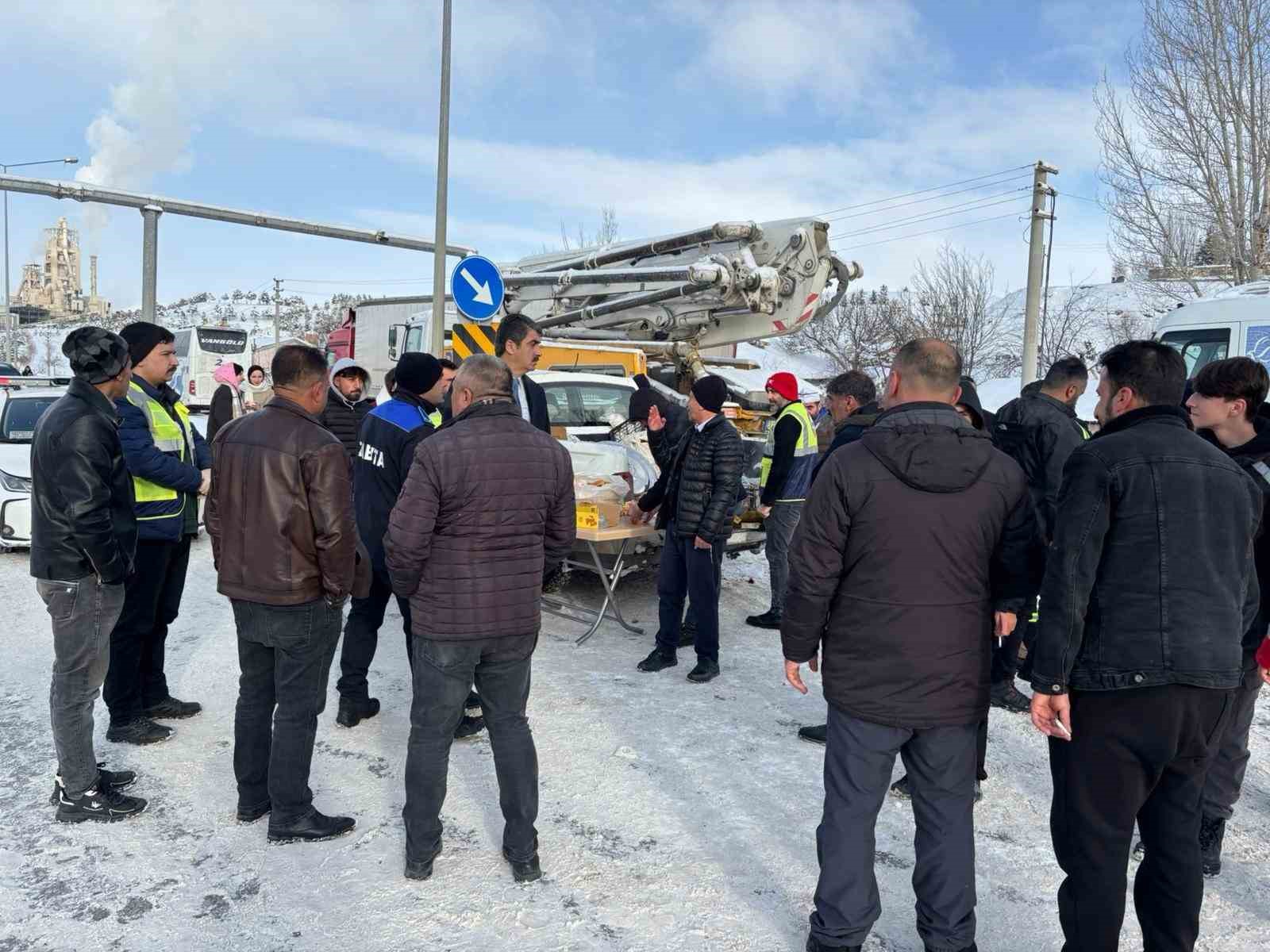 Aşkale Belediyesi’nden yolda kalan sürücülere sıcak ikram
