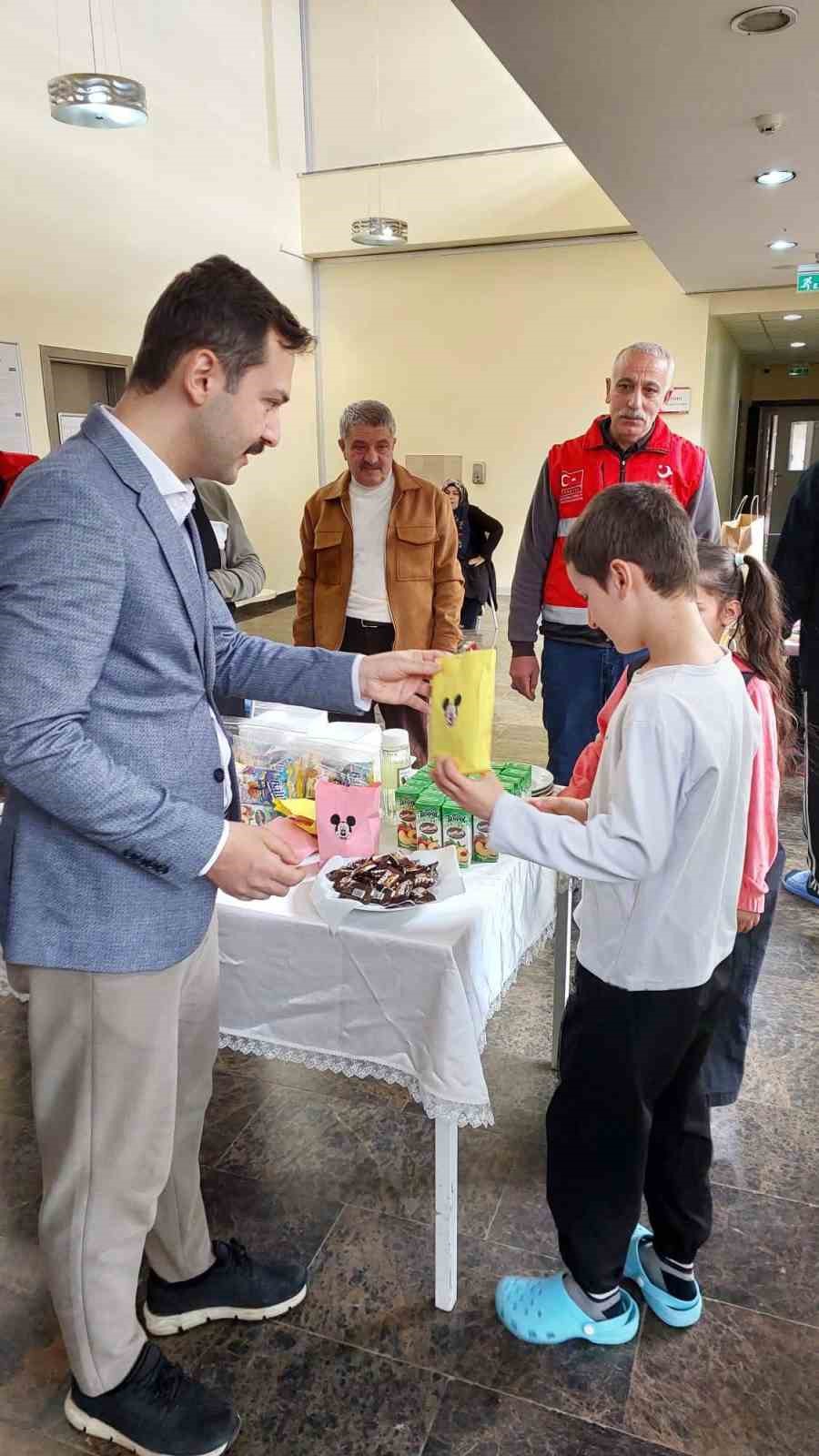 Aşkale’de bayramlaşma geleneği sürüyor
