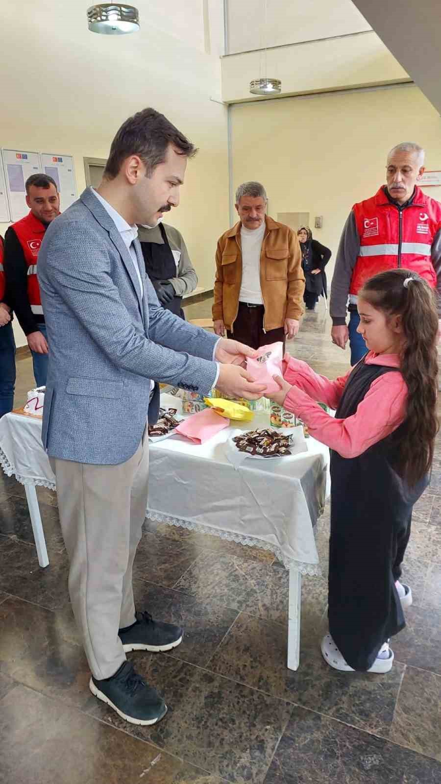 Aşkale’de bayramlaşma geleneği sürüyor
