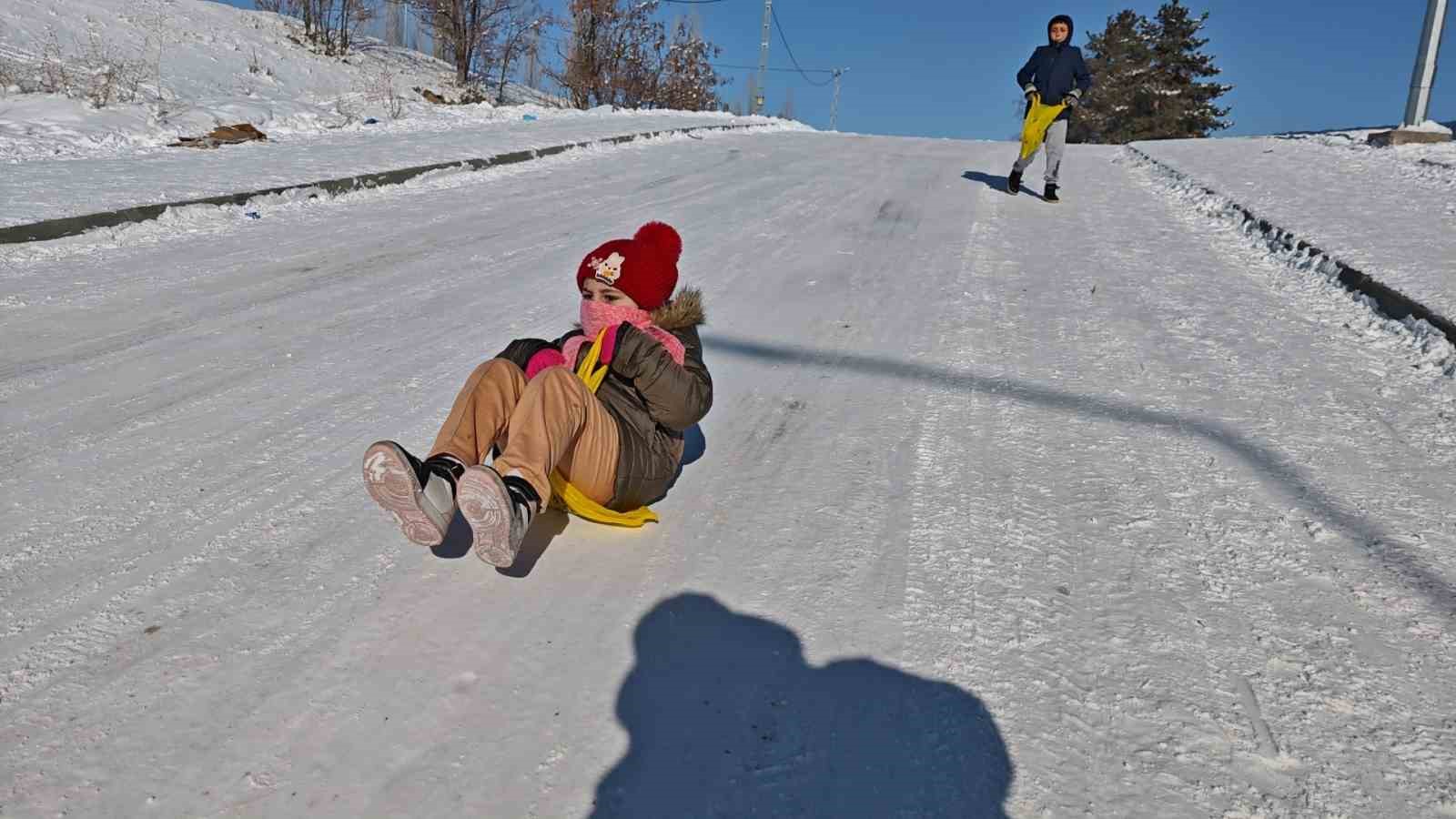 Aşkale’de dondurucu soğuklara rağmen hayat devam ediyor: Çocuklar -30’da kayarak eğlendi
Aşkale’de dondurucu soğuklara rağmen hayat devam ediyor: Çocuklar -30’da kayarak eğlendi