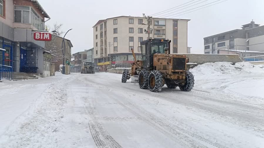 Aşkale’de kar temizleme çalışmaları son sürat devam ediyor
