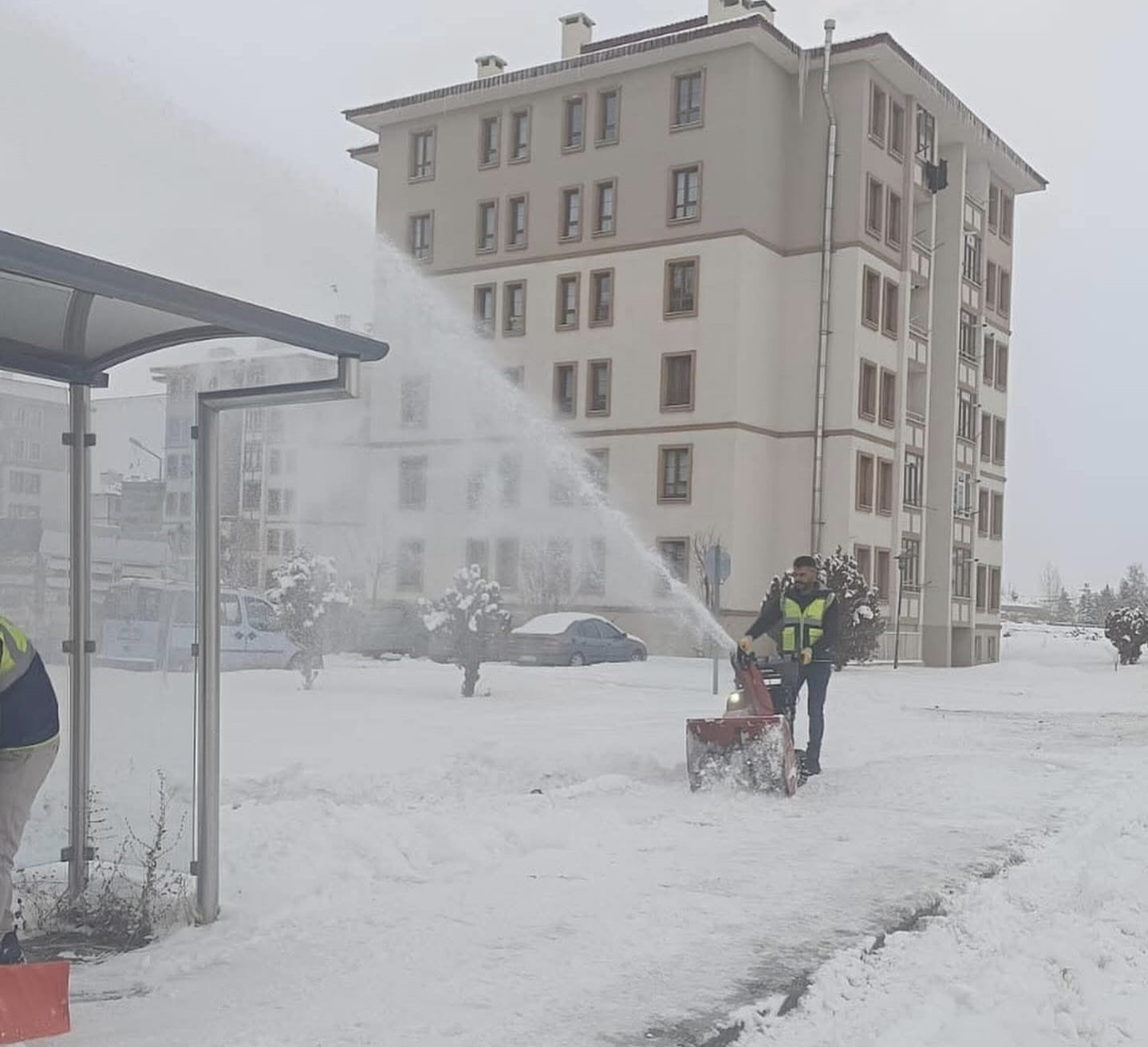 Aşkale’de kar temizleme çalışmaları son sürat devam ediyor
