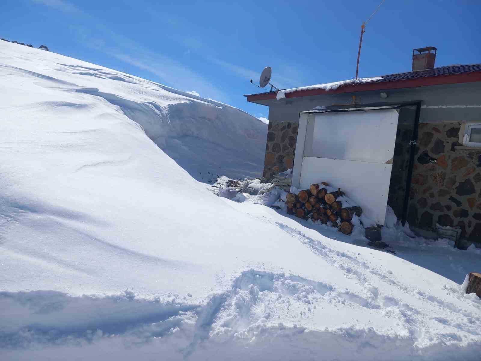 Aşkale’de nisan ayında kar sürprizi: Baharda kar yağışı etkili oldu
