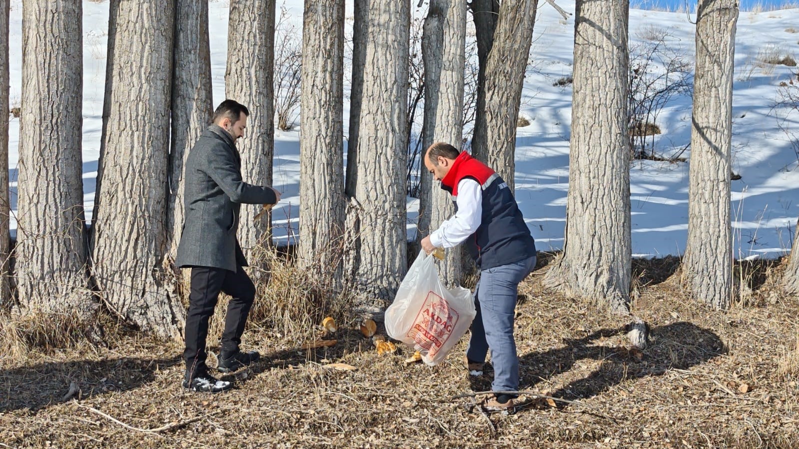 Aşkale’de yaban hayatı için doğaya yem bırakıldı
