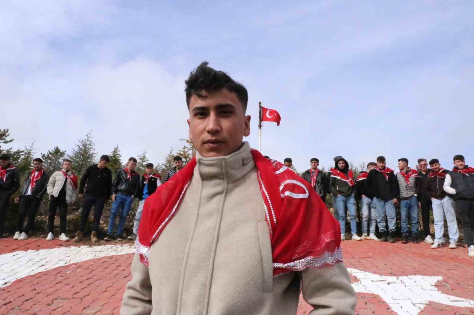 Asker adayları ilk nöbetlerini köylerindeki bu tepede tutuyor
