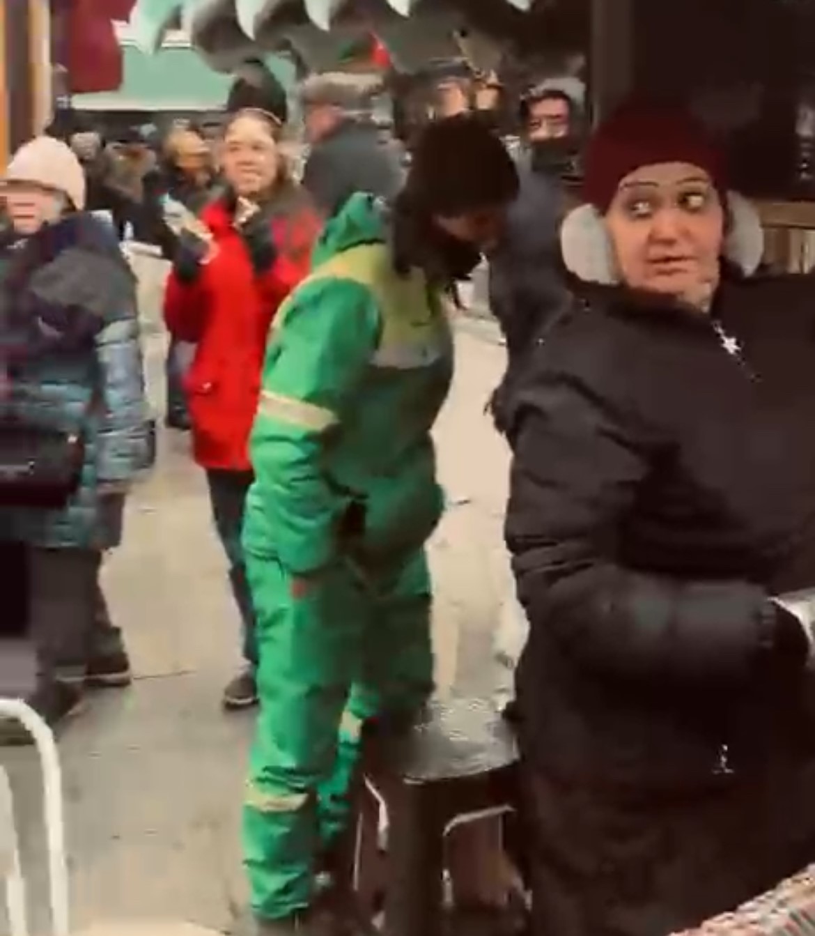 Askerde sandığı oğlunu karşısında gören anne duygulandı
