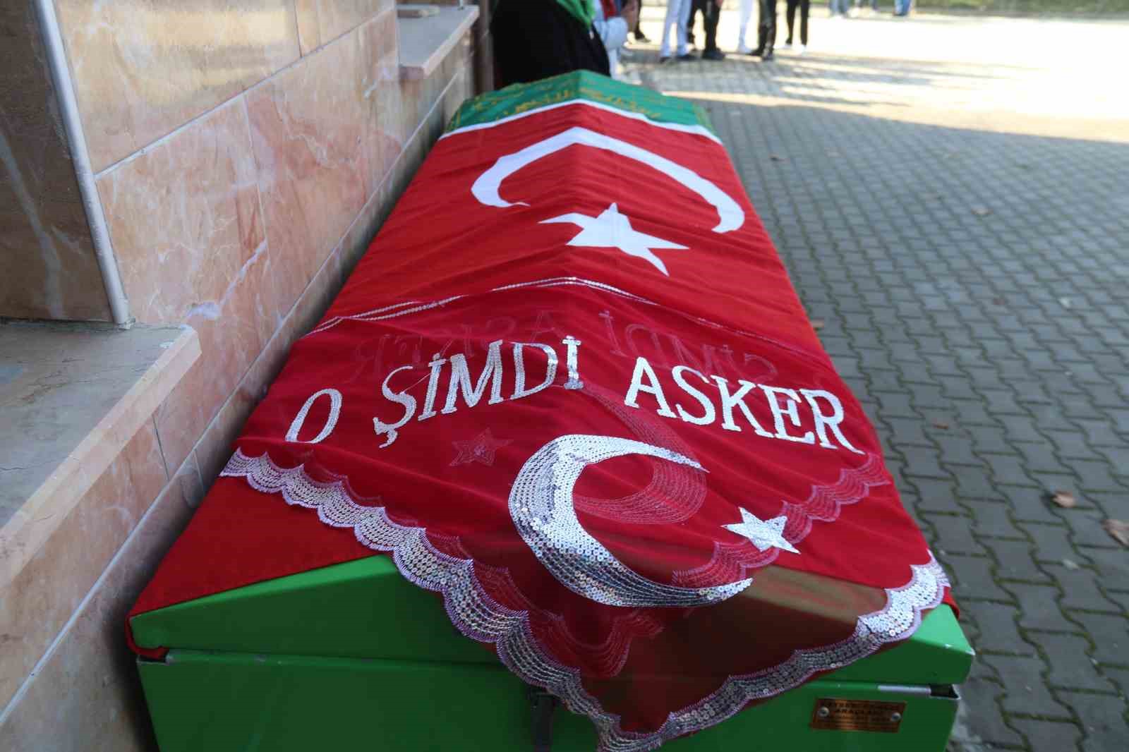 Askere gidecekti, tabutuna "O şimdi asker" yazılı tülbent serildi
