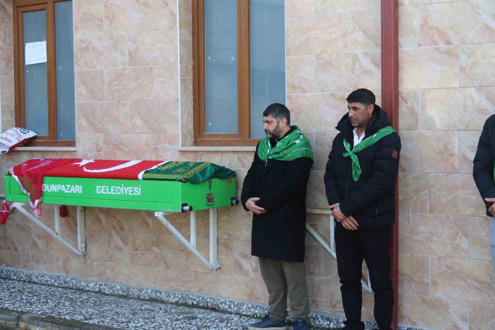 Askere gidecekti, tabutuna "O şimdi asker" yazılı tülbent serildi
