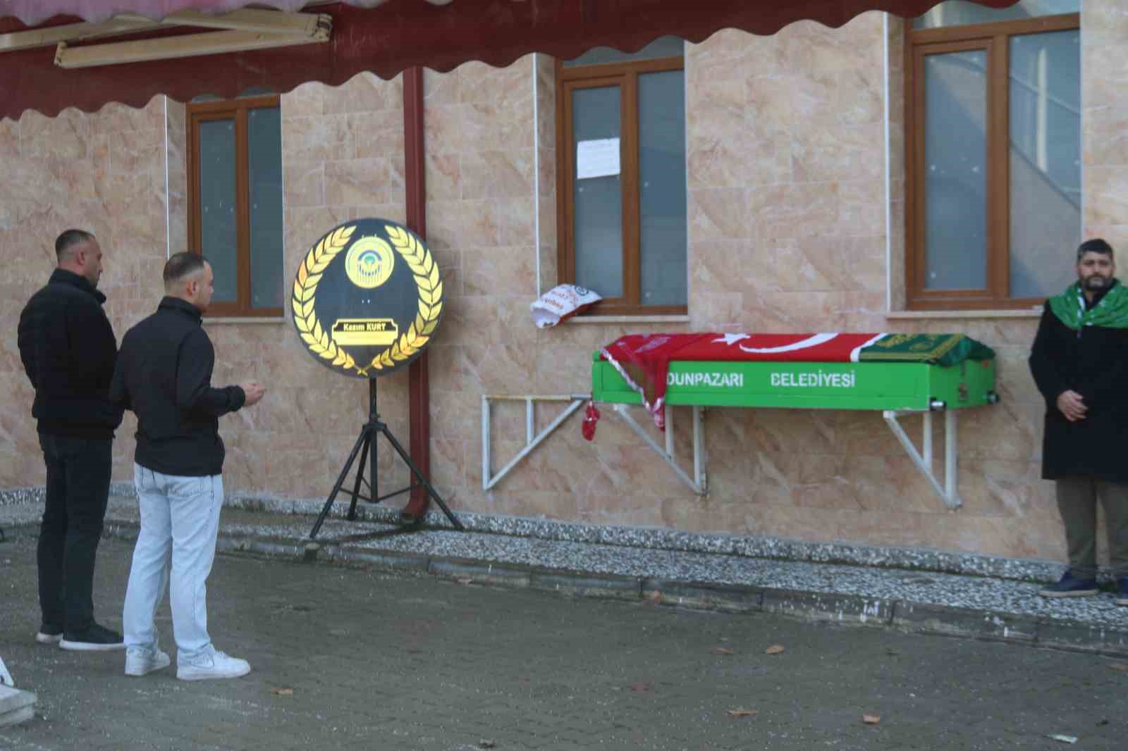 Askere gidecekti, tabutuna "O şimdi asker" yazılı tülbent serildi
