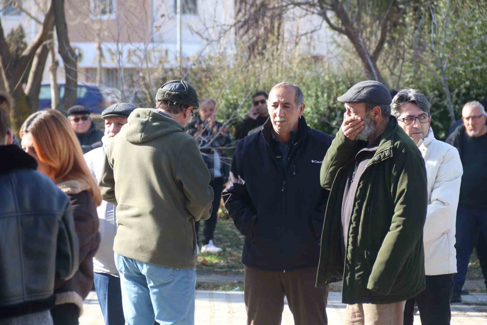 Askere gidecekti, tabutuna "O şimdi asker" yazılı tülbent serildi
