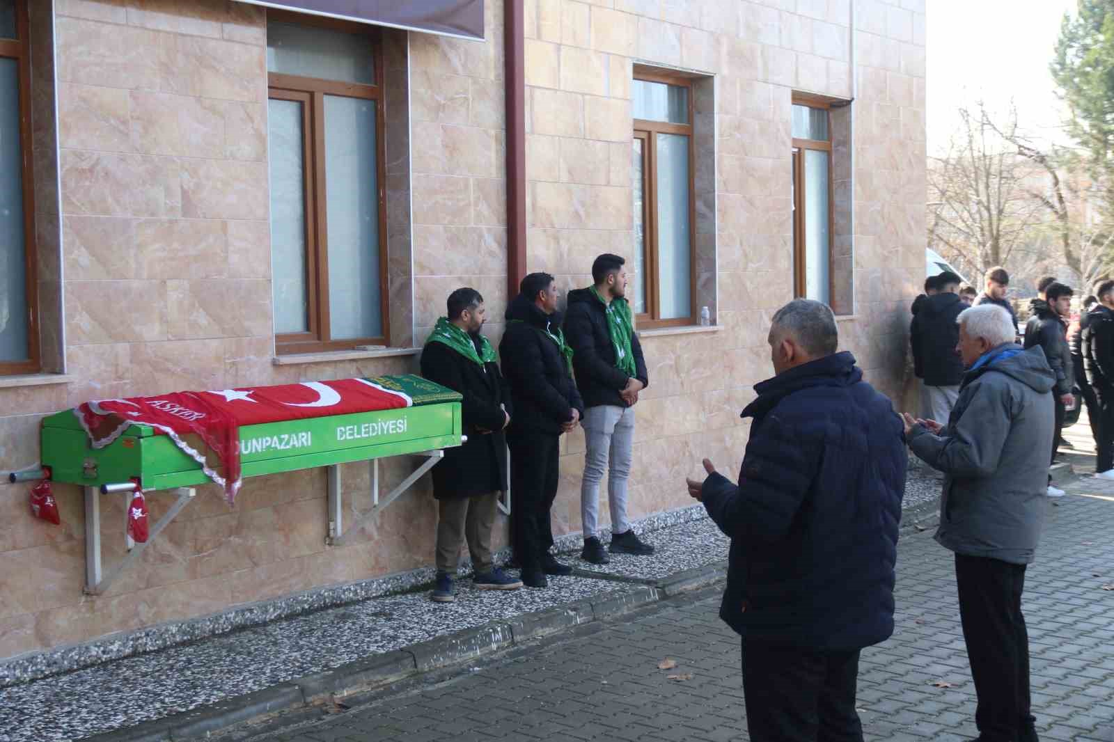 Askere gidecekti, tabutuna "O şimdi asker" yazılı tülbent serildi
