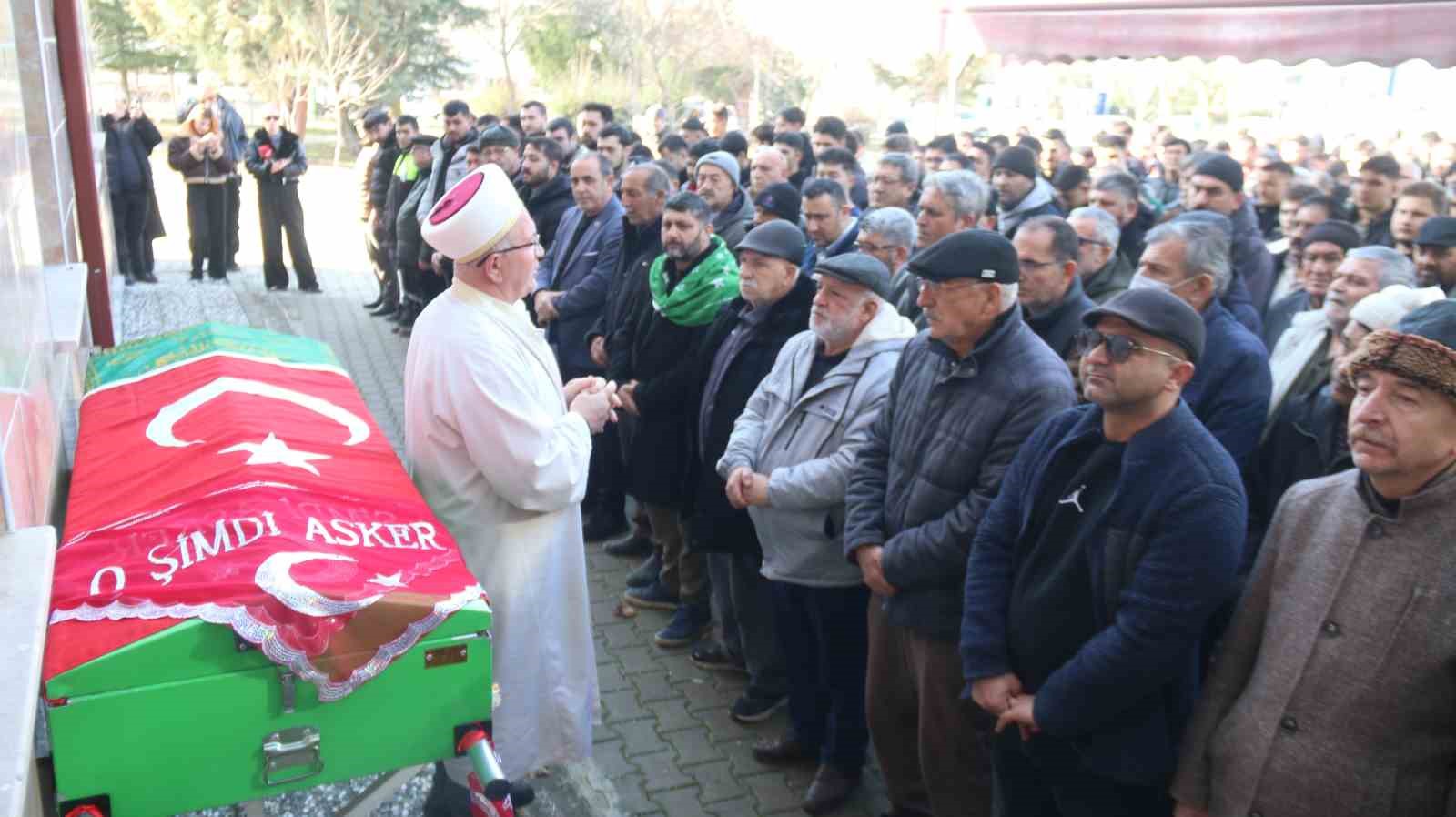 Askere gidecekti, tabutuna "O şimdi asker" yazılı tülbent serildi
