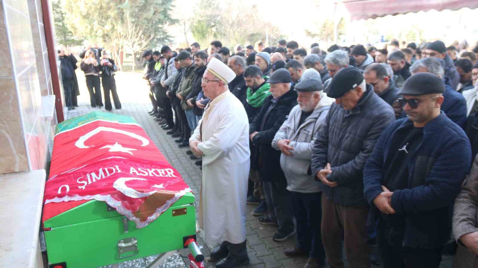 Askere gidecekti, tabutuna "O şimdi asker" yazılı tülbent serildi
