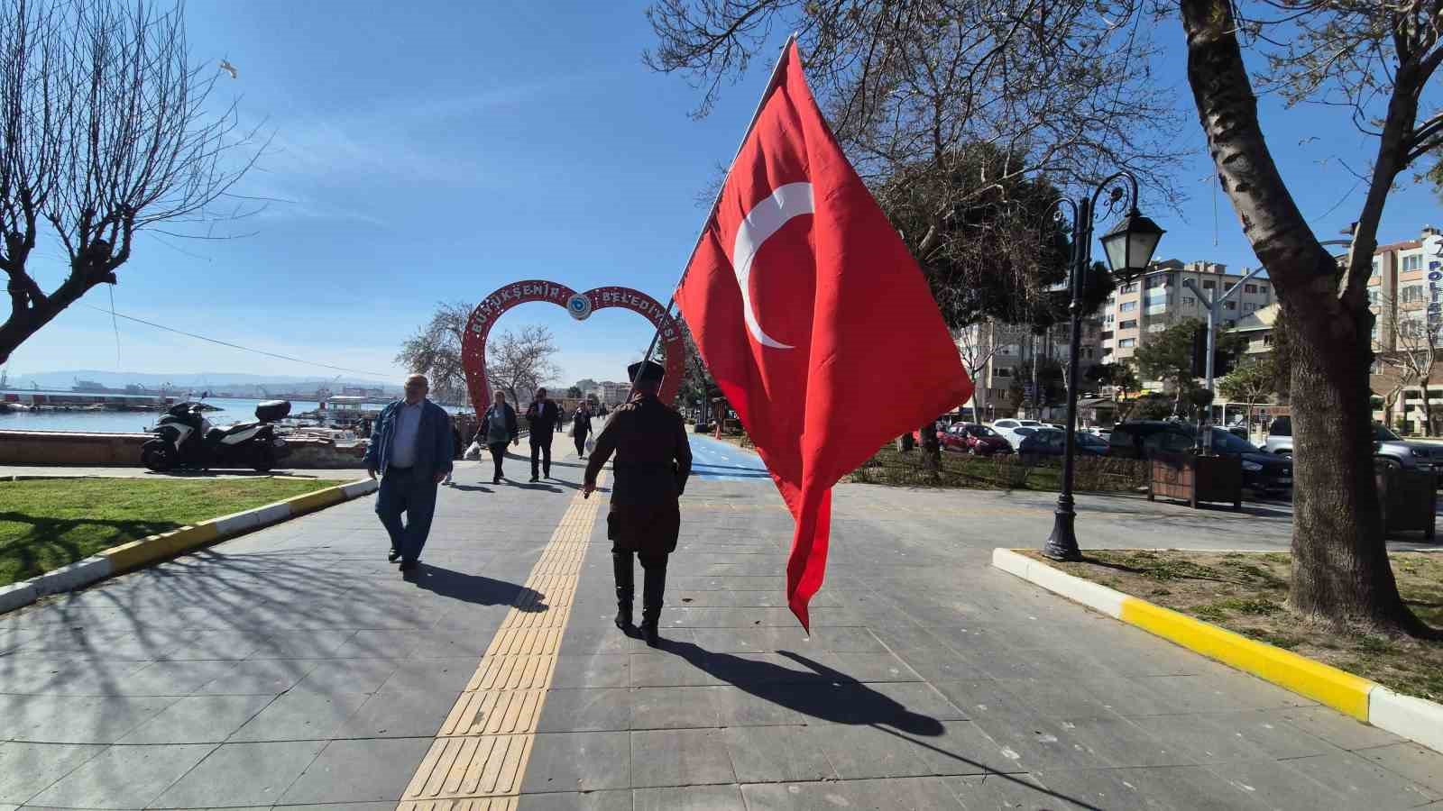 Askeri kıyafeti ve elinde Türk bayrağıyla İstanbul’dan Çanakkale’ye yürüyor
