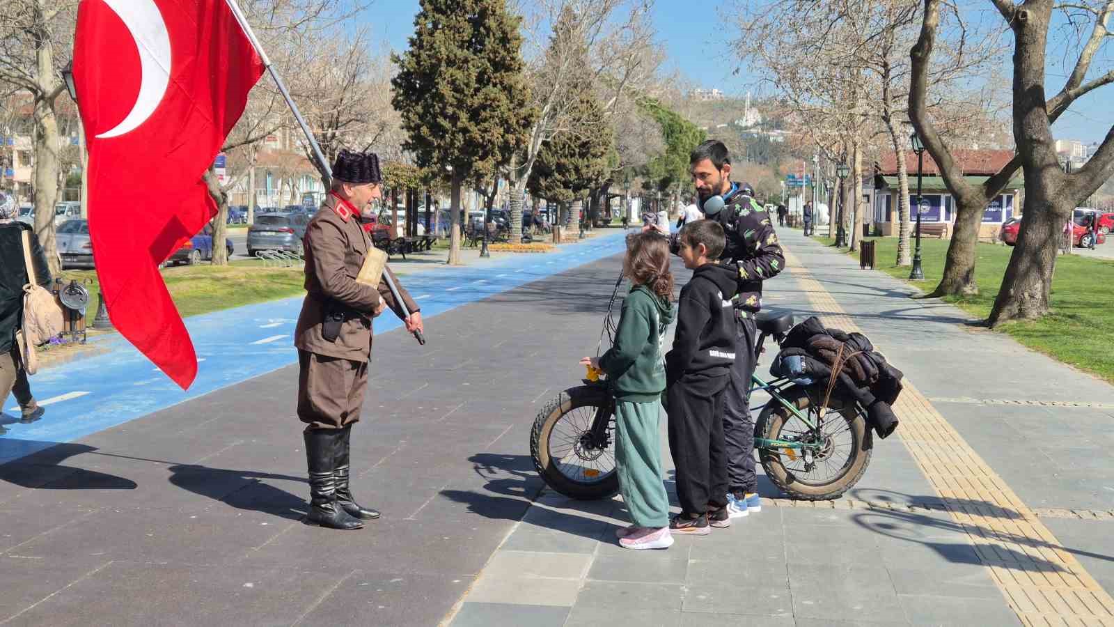 Askeri kıyafeti ve elinde Türk bayrağıyla İstanbul’dan Çanakkale’ye yürüyor
