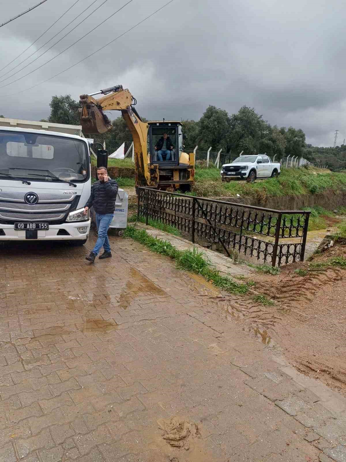 ASKİ ekipleri temizledi, taşkının önüne geçildi
