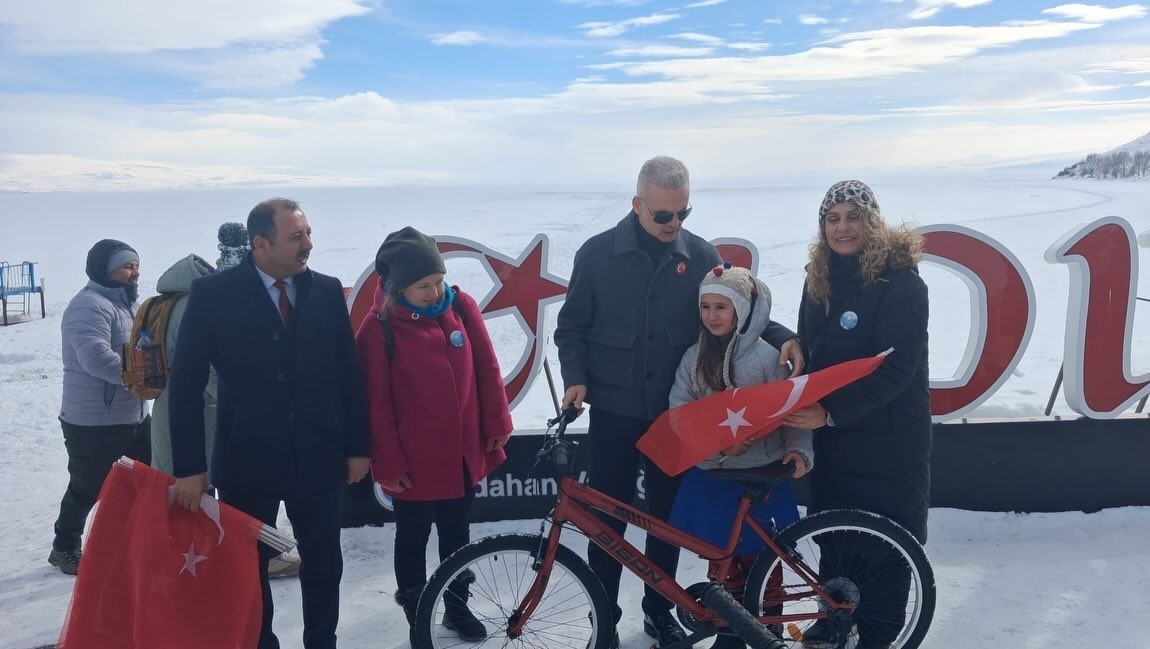 Askıda Bisiklet Derneği Çıldırlı çocukları sevindirdi
