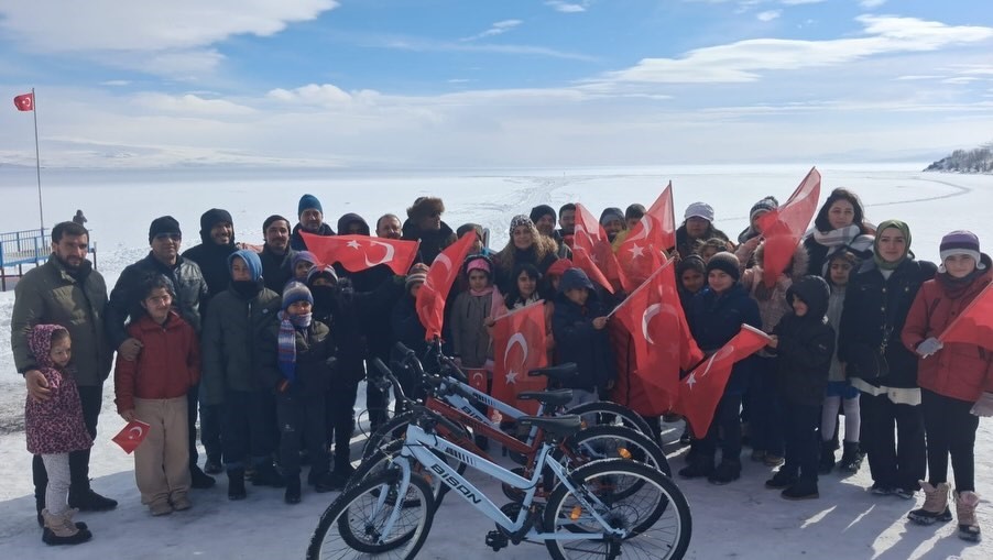 Askıda Bisiklet Derneği Çıldırlı çocukları sevindirdi
