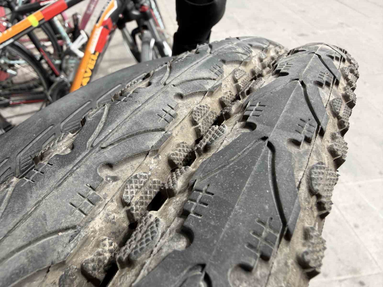 Askıda bisiklet parçaları, çocukların yüzünü güldürüyor
