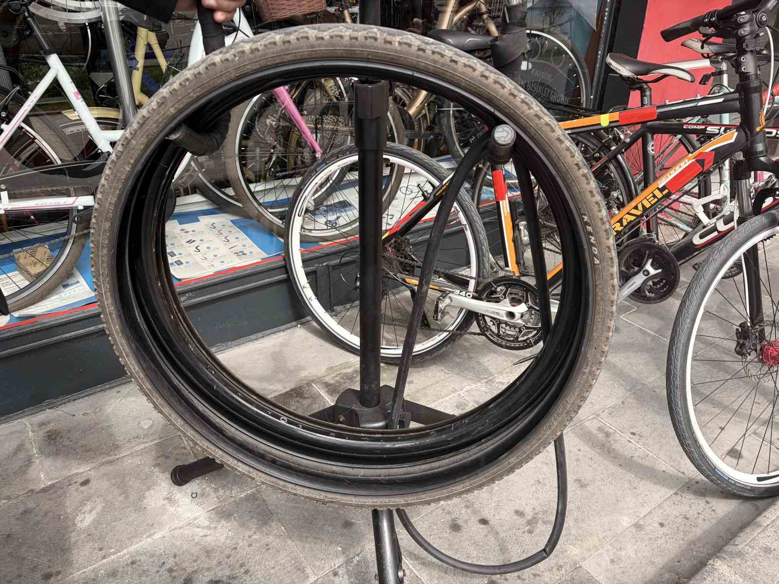 Askıda bisiklet parçaları, çocukların yüzünü güldürüyor
