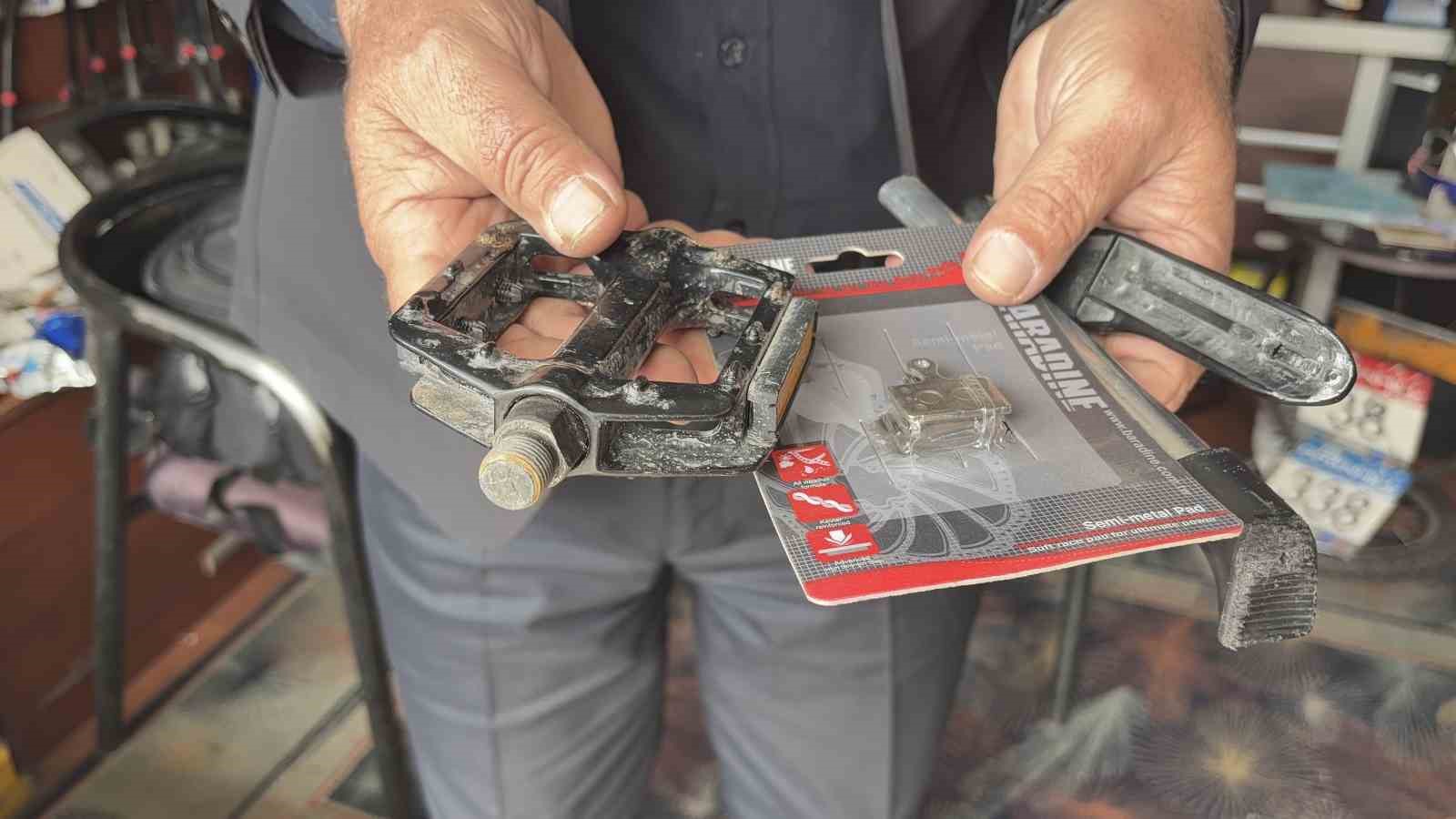 Askıda bisiklet parçaları, çocukların yüzünü güldürüyor
