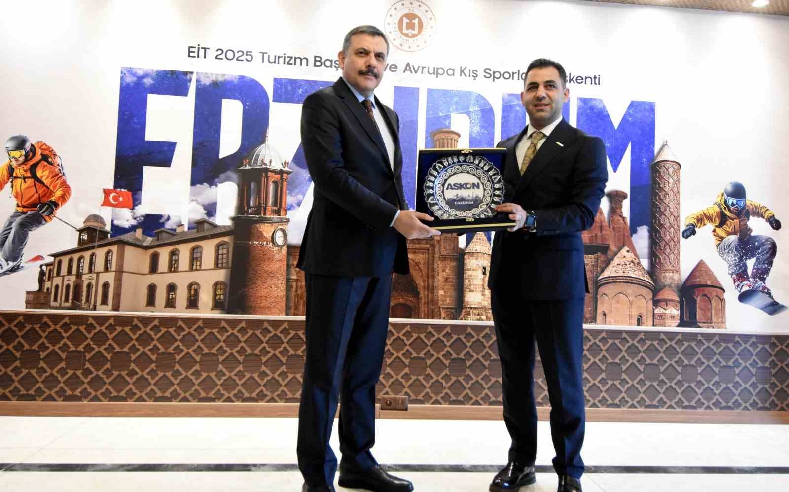 ASKON’dan Erzurum Valisi Çiftiçi’ye istişare ziyareti
ASKON’dan Erzurum Valisi Çiftiçi’ye istişare ziyareti