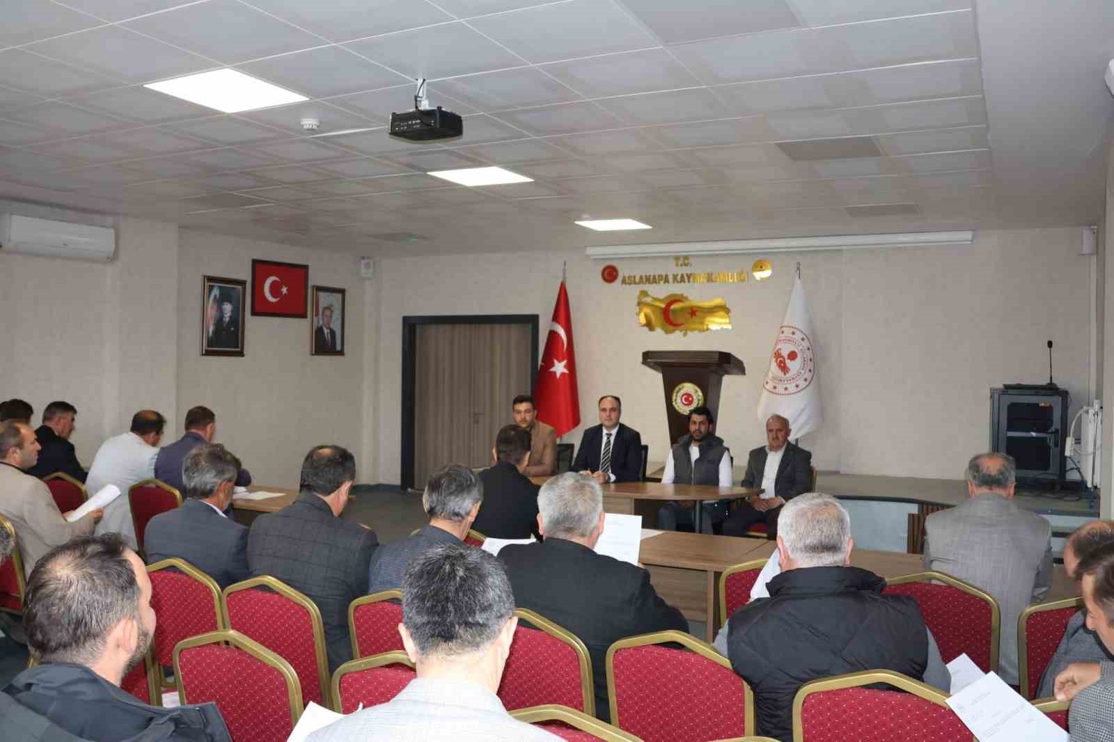 Aslanapa Kaymakamı İsmail Tosun, köy muhtarlarıyla bir araya geldi
