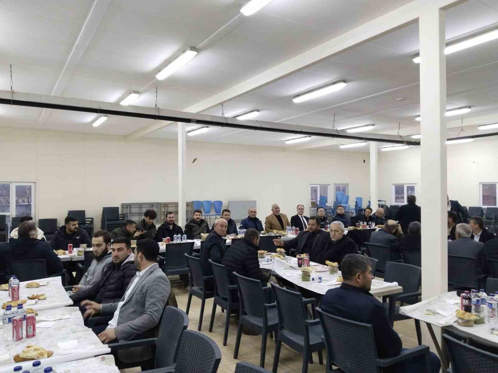 Aslanapa Kaymakamı İsmail Tosun, muhtarlarla iftarda bir araya geldi
