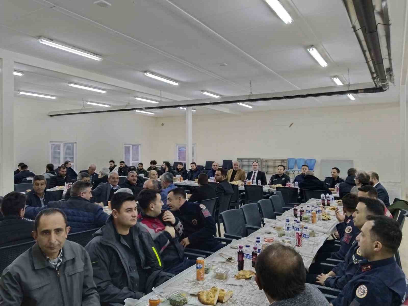 Aslanapa Kaymakamı İsmail Tosun, muhtarlarla iftarda bir araya geldi
