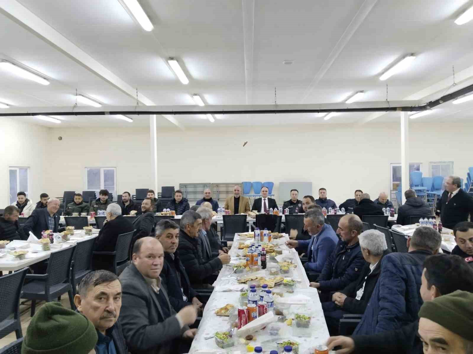 Aslanapa Kaymakamı İsmail Tosun, muhtarlarla iftarda bir araya geldi
