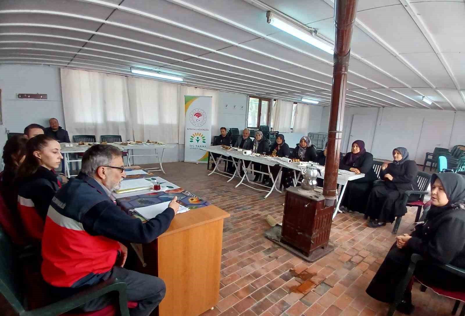 Aslanapa’da çiftçilere yönelik eğitim ve saha çalışmaları gerçekleştirildi
