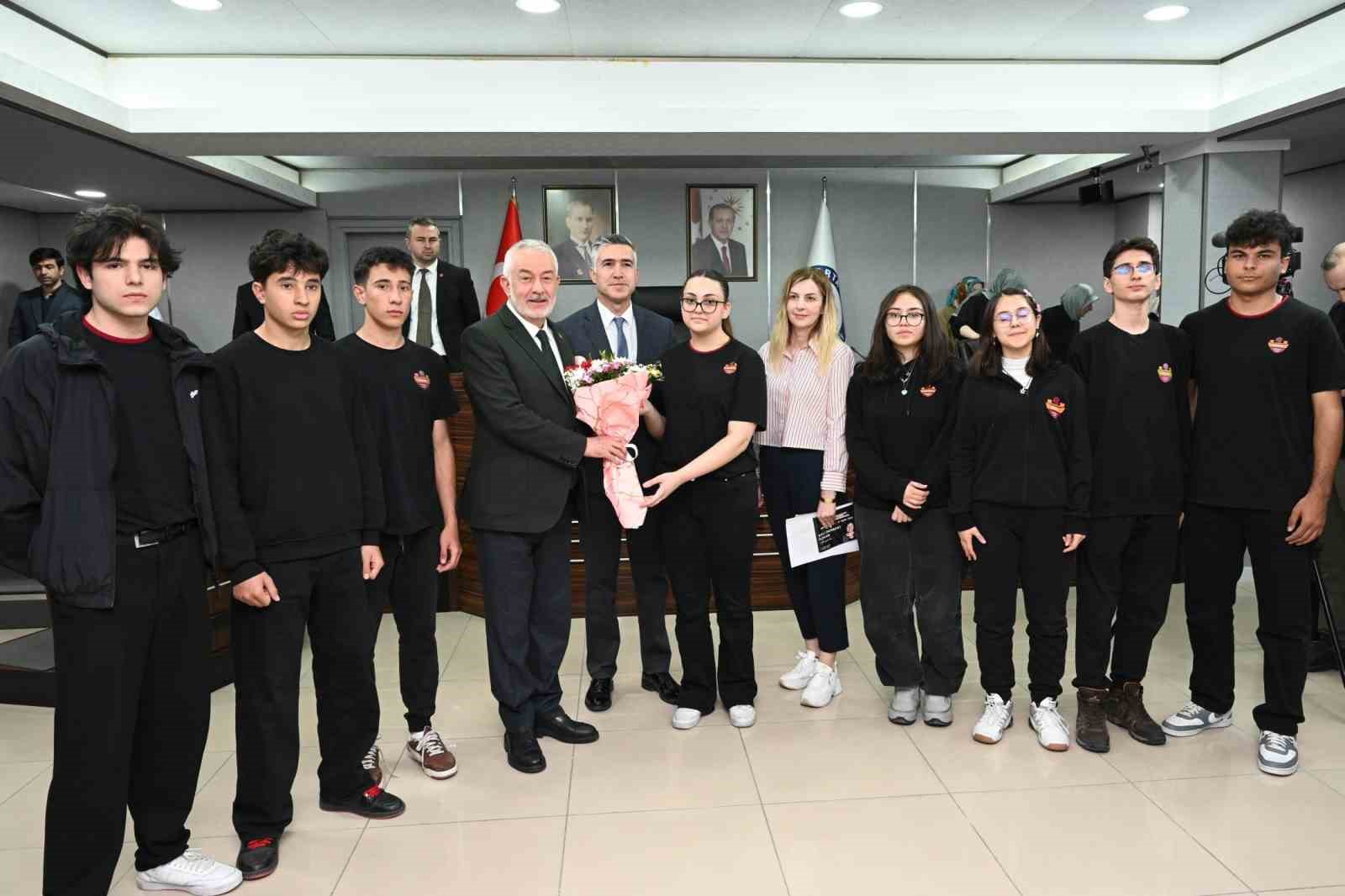 Aslı Derbent Özkan Lisesi öğrencileri Belediye Meclisi’ne konuk oldu
Aslı Derbent Özkan Lisesi öğrencileri Belediye Meclisi’ne konuk oldu