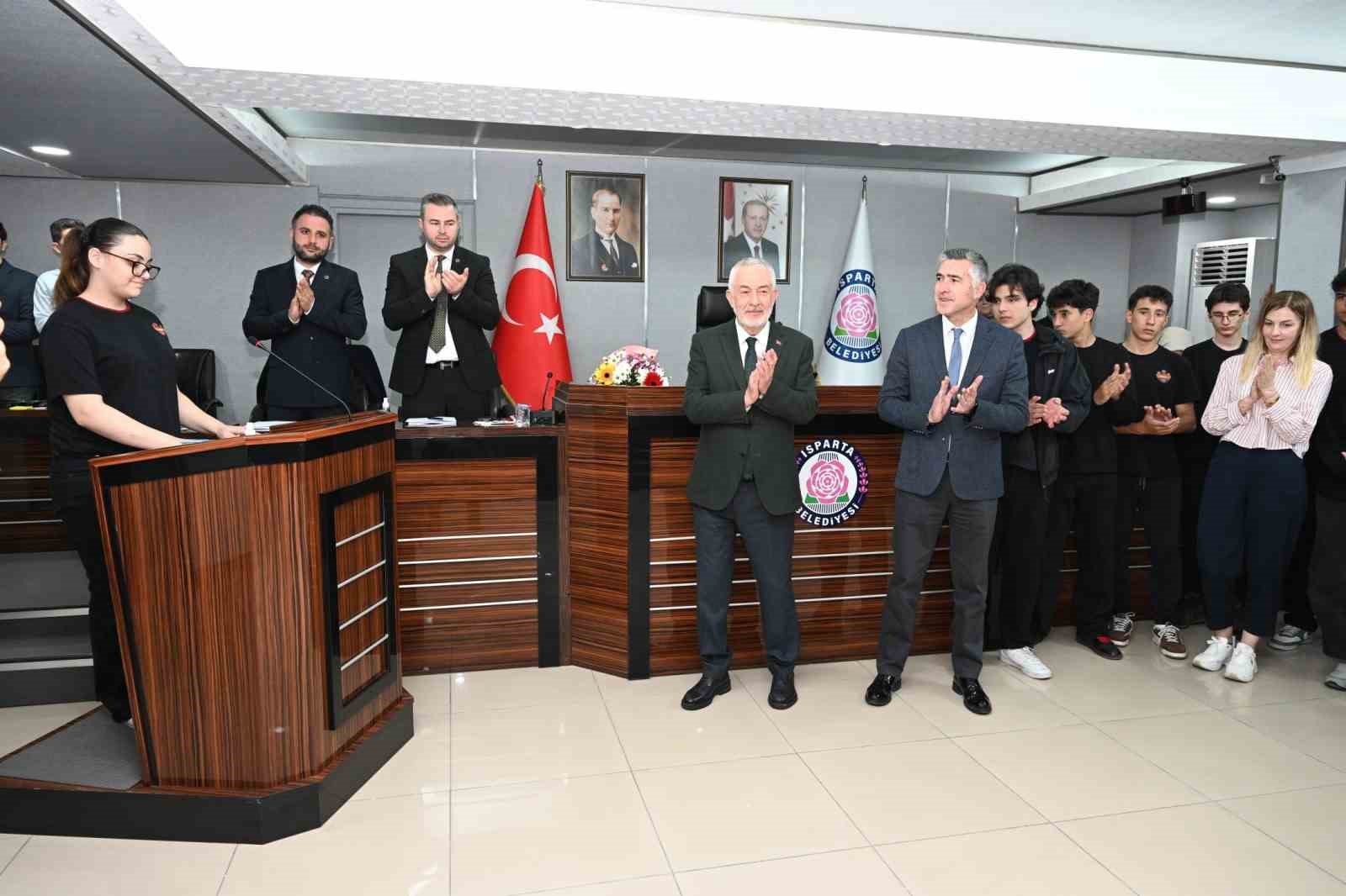 Aslı Derbent Özkan Lisesi öğrencileri Belediye Meclisi’ne konuk oldu
Aslı Derbent Özkan Lisesi öğrencileri Belediye Meclisi’ne konuk oldu